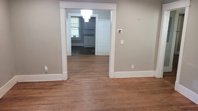 La sala de estar de entrada se abre al comedor y al pasillo del dormitorio. - 309 Dargan Pl SW