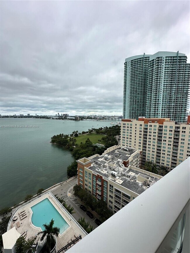 Building Photo - 2020 N Bayshore Dr