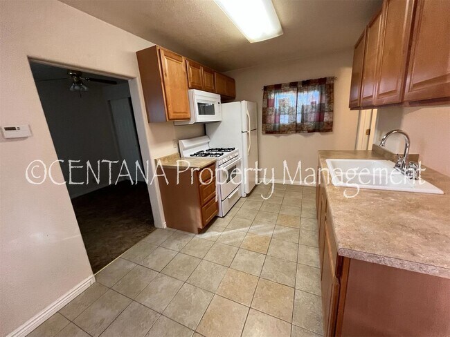 Building Photo - Small House on the Flats!