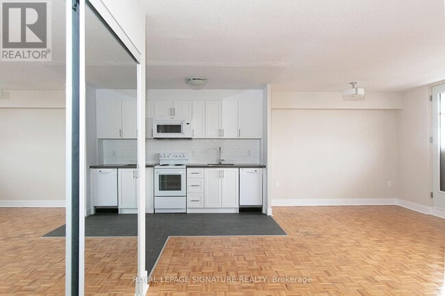 Building Photo - 1500 Bathurst St