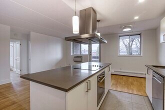 Building Photo - 4800 Maisonneuve Blvd W
