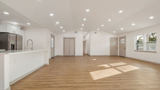 Foto del edificio - 112 N Gayle Ave
