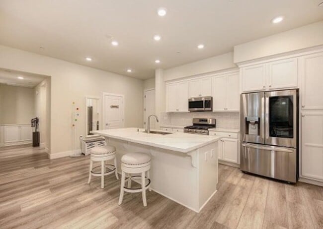 Foto del edificio - Upscale 2/2 Apartment in The Cannery!-$500 Off 1st Month's Rent