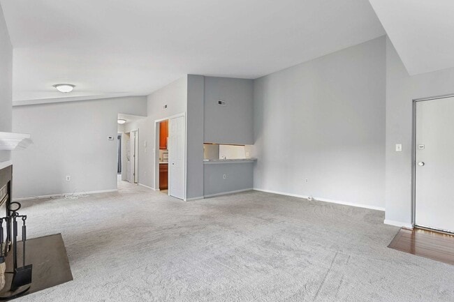 Building Photo - Charming Top Floor Condo with Pool View!!