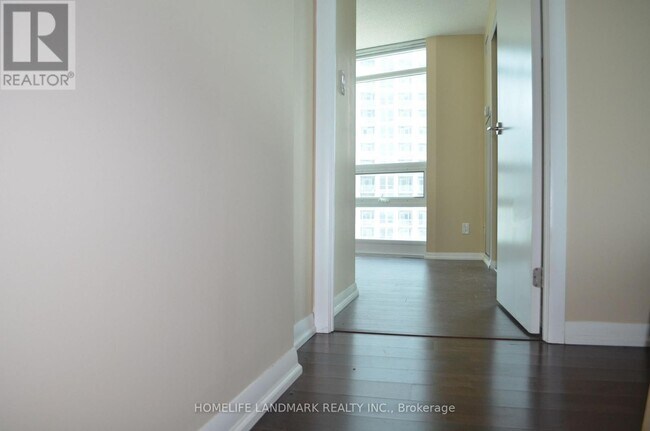 Building Photo - 215 Fort York Blvd