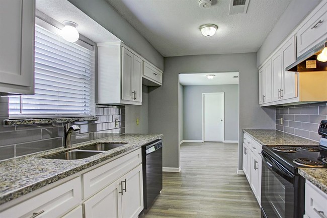 Building Photo - 8722 Parkway Forest Dr