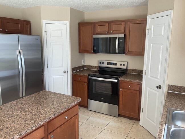 Foto del edificio - 16000 Wilkinson Dr