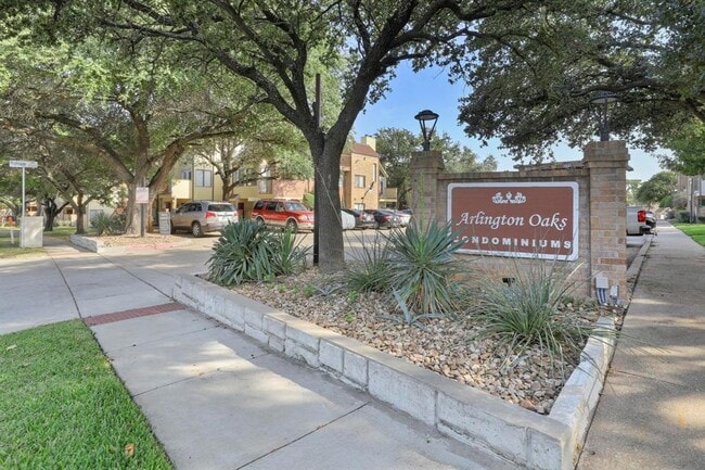 Building Photo - 2304 Balsam Dr