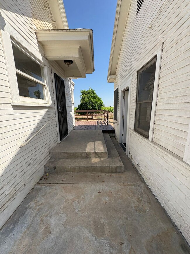 Building Photo - Spacious Country Home Located in Dinuba co...