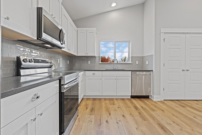 Building Photo - Modern Hillsboro apartment 2 blocks from O...