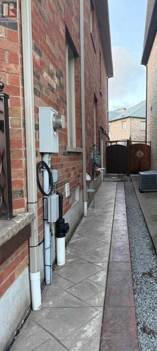 Building Photo - 243 Pringle Ave