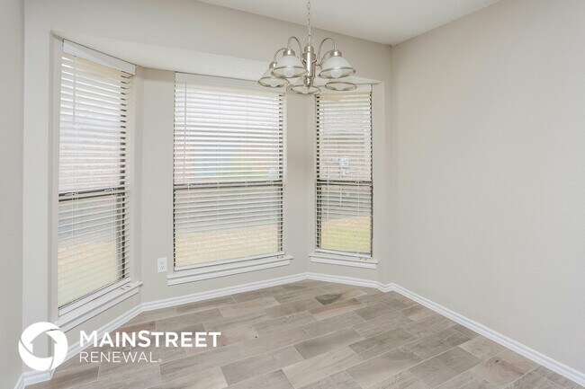 Building Photo - 3652 Village Green Dr