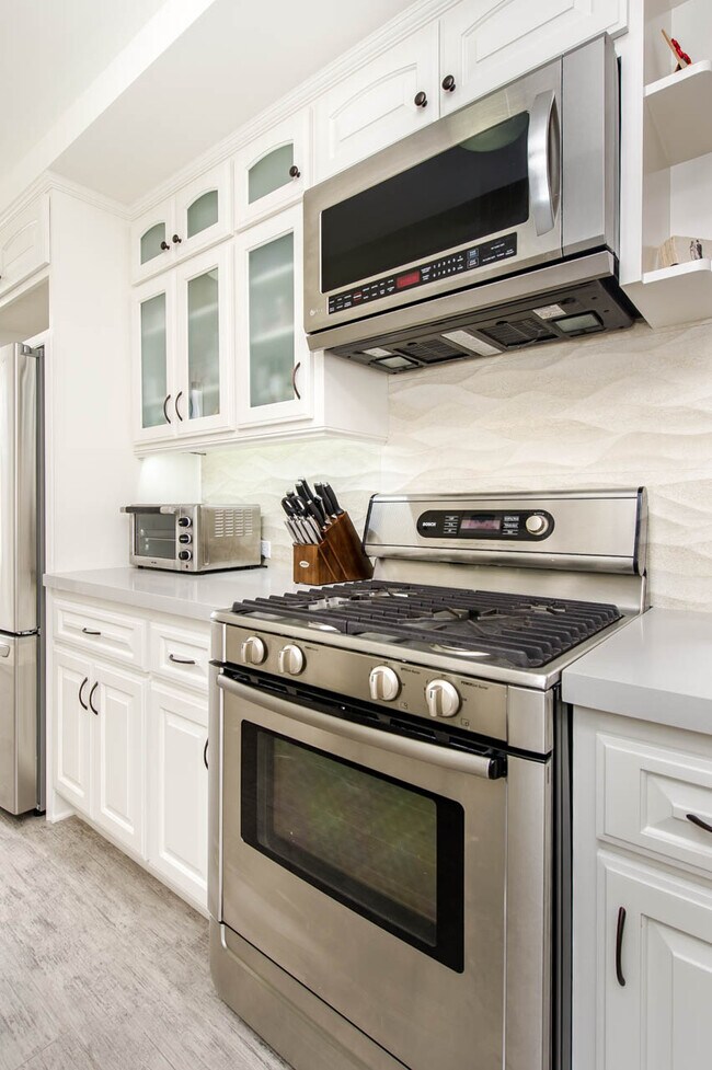 Kitchen - 1167 Roxbury Dr