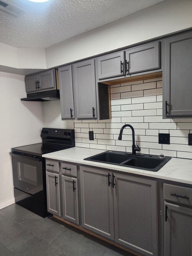 Building Photo - 1310 N Wellington Pl
