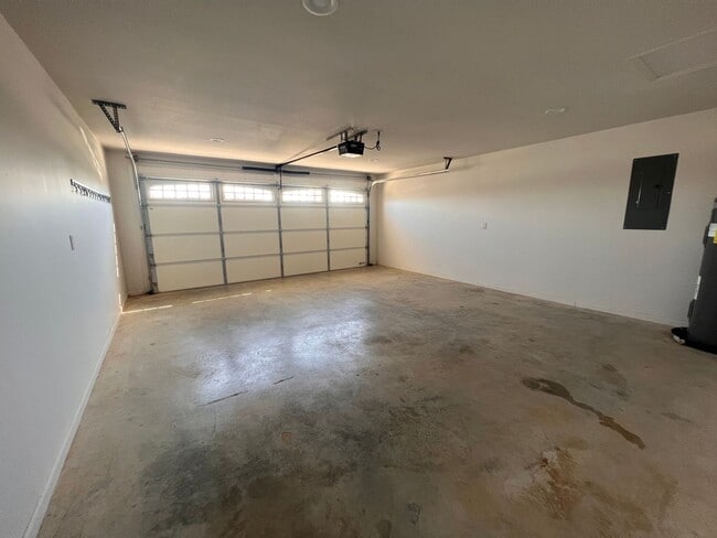 Building Photo - 3 Bedroom, 2 bath home newer home for lease