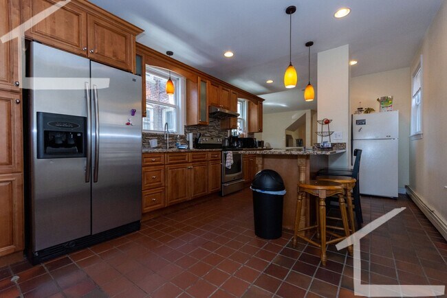 Building Photo - Parking Included, In-Unit Washer and Dryer...