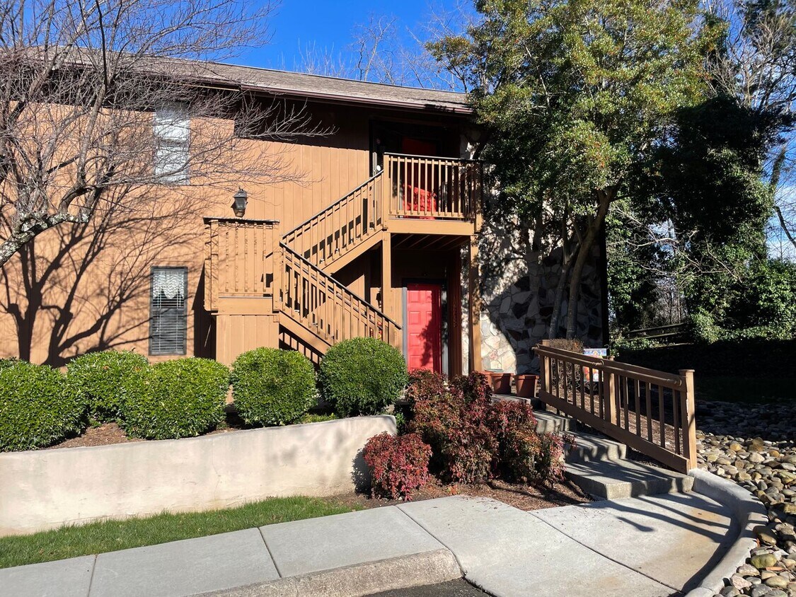 Foto principal - 2 Bedroom Condo with Large Back Deck & Lak...