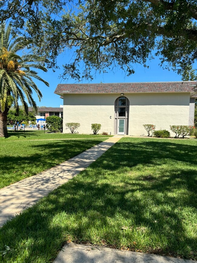 Building Photo - 3800 Saxon Dr