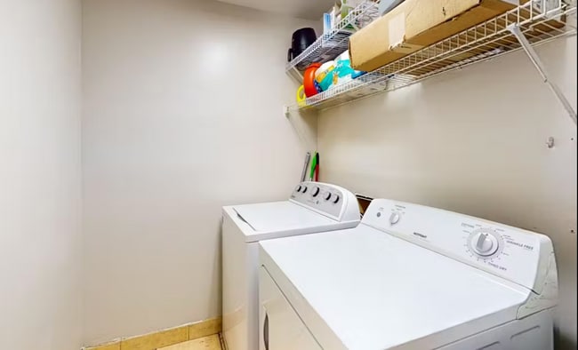 Building Photo - 220 Elm St