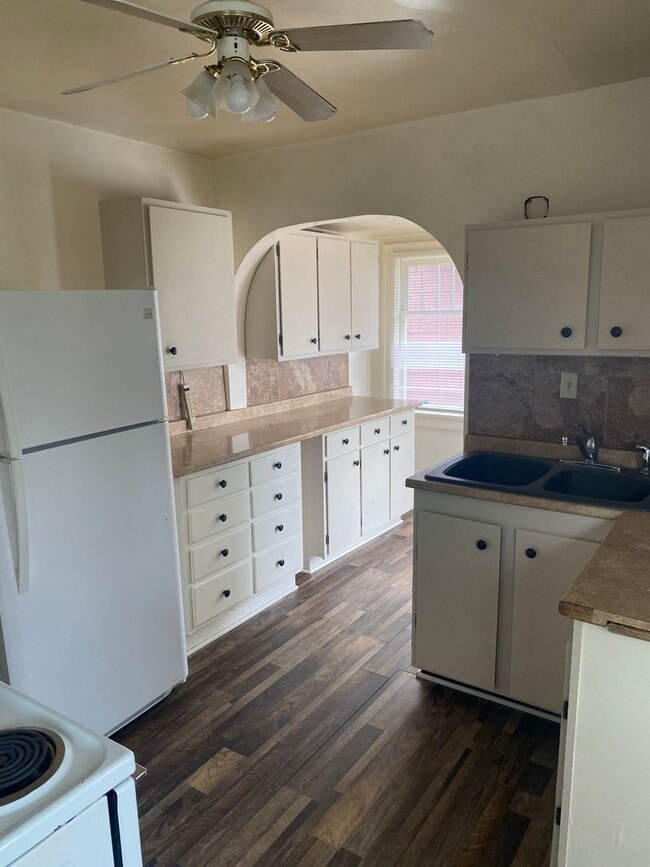 Building Photo - Large 3 bed 2 bath located close to downtown