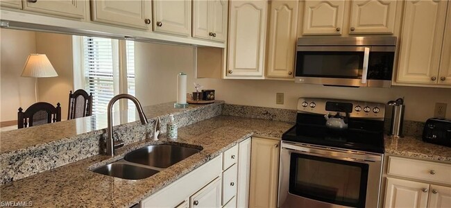 Building Photo - 841 Kings Way