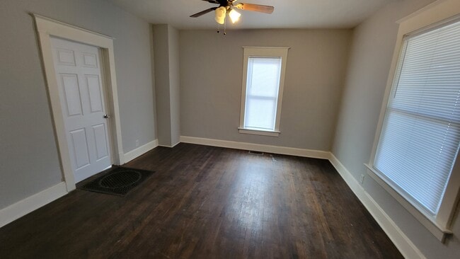 Building Photo - 3 bedroom house with fenced backyard