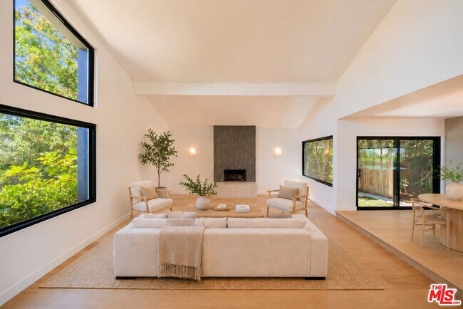 Foto del edificio - 13302 Mulholland Dr