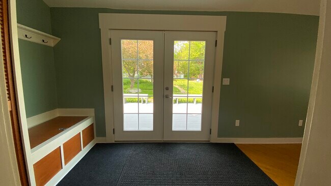 Entry - 154 Beach St