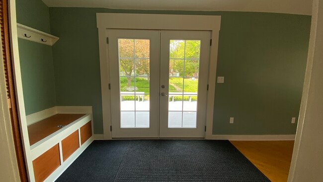 Entry - 154 Beach St