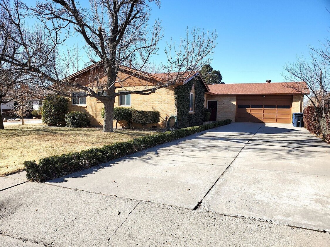 Foto principal - Updated 3 bed 2 bath near UPTOWN! Don't Mi...