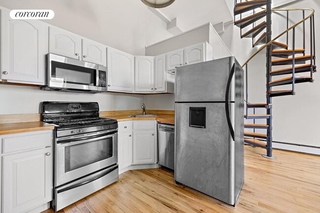 Building Photo - 557 6th Ave
