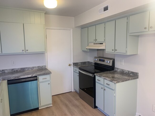 Kitchen with new appliances - 4569 Ayers Rd