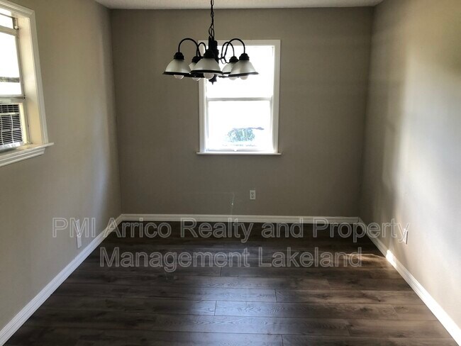 Building Photo - 2208 Lake Dr NW