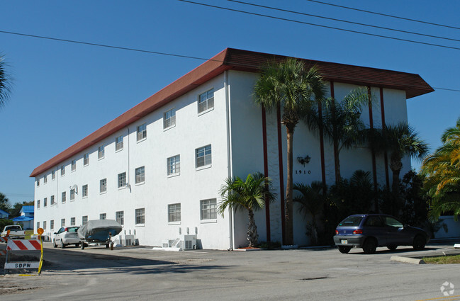 Building Photo - South Daytona Towers