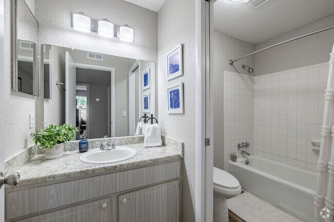 2 habitaciones, 1 baño - 941 pies cuadrados - Baño - Royal Arms of Bowling Green