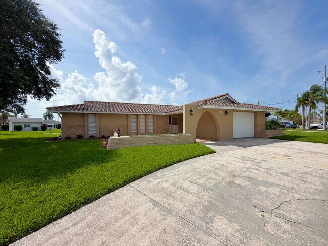 Building Photo - "Charming 2-Bed, 2-Bath Oasis with 1334 Sq Ft in New Port Richey!"