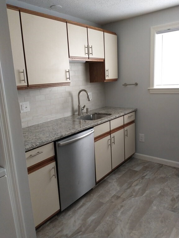 656 High St Unit 204, Clinton, MA 01510 Condo for Rent in Clinton, MA