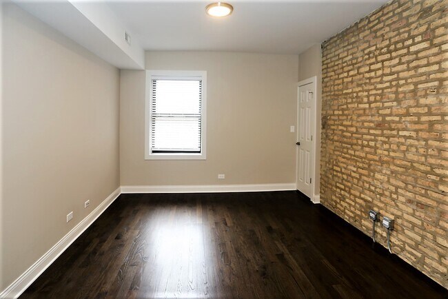 Building Photo - 2228 N Sawyer Ave