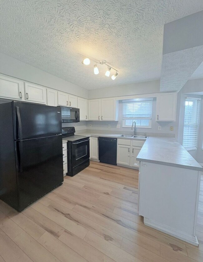 Foto del edificio - 4BR/2.5BA  | Newly Flooring | Garage | Gated back yard