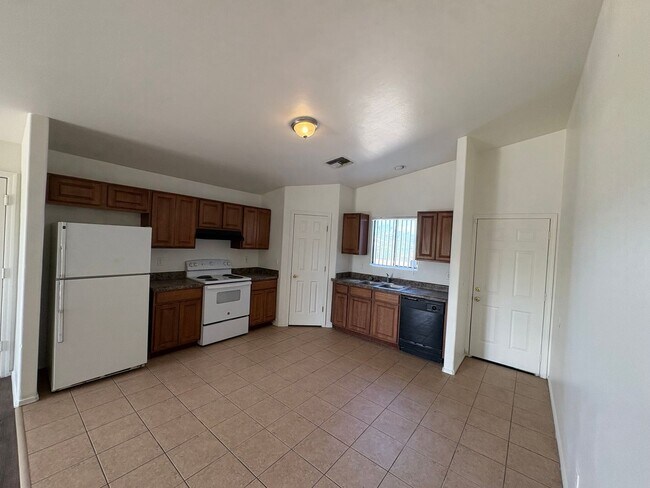 Building Photo - 2109 E Pinal Vista