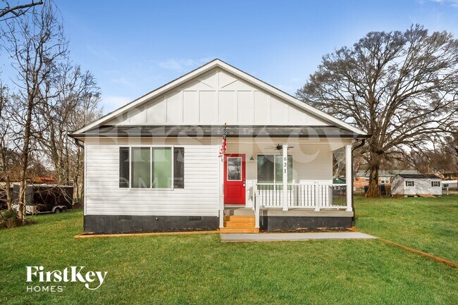 Building Photo - 621 E Mills Dr