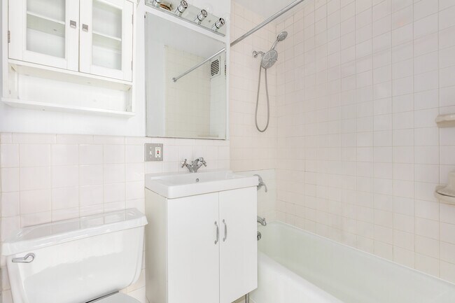 Building Photo - 318 W 15th St