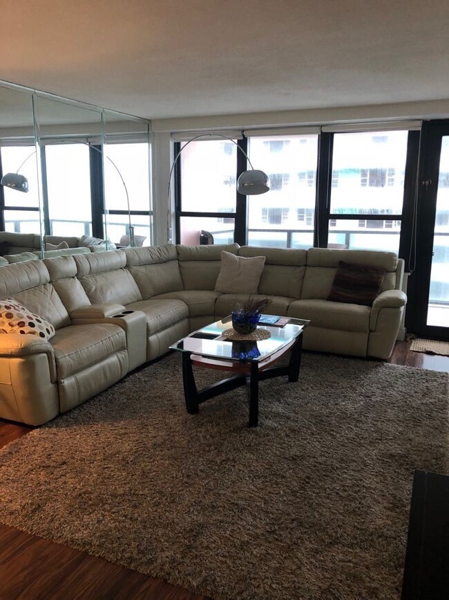 Building Photo - 5225 Collins Ave