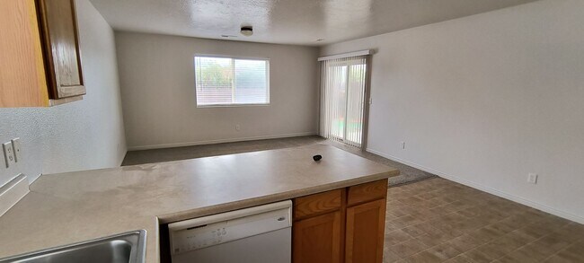 Building Photo - 3 Bedroom 2 Bath Twin Home