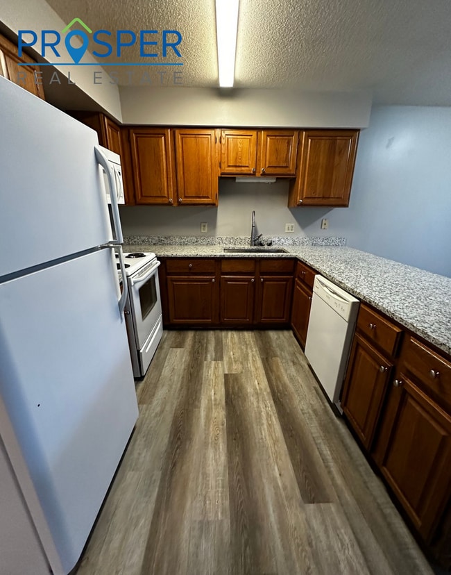 Building Photo - Spacious 3 Bedroom In Quiet Area