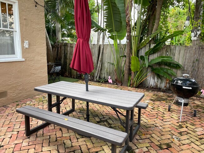 Foto del edificio - 303 Central Dr