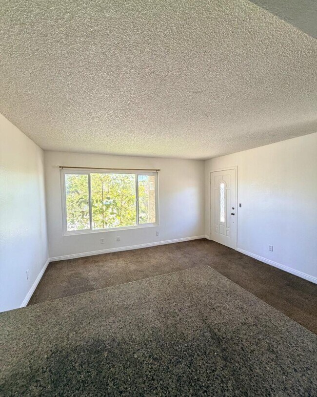 Foto del edificio - 8026 Juniper Ave