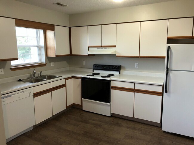 Building Photo - 145 Sugar Creek Ln