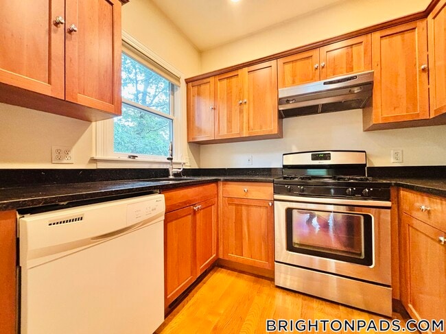 Building Photo - 10 Selkirk Rd