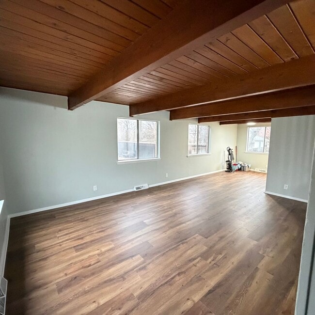 Building Photo - Remodeled - Two Bedroom Townhome on the NE Side of Grand Rapids